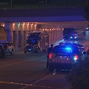 Plusieurs voitures de police sous un pont.