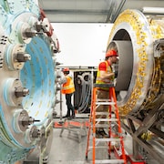 Des employés de General Fusion assemblent la machine LM26 dans les locaux de Richmond, en 2024.