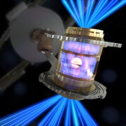 Pour créer un allumage par fusion nucléaire, l'énergie laser est convertie en rayons X à l'intérieur du hohlraum, qui compriment ensuite une capsule de combustible jusqu'à ce qu'elle implose, créant ainsi un plasma à haute température et à haute pression.