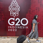 Une femme passe devant un logo du sommet du G20 à Jakarta le 8 novembre 2022.