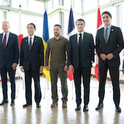 Olaf Scholz, Joe Biden, Fumio Kishida, Volodymyr Zelensky, Emmanuel Macron, Justin Trudeau et Rishi Sunak, debouts côte à côte.