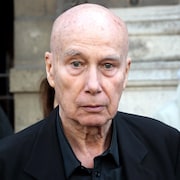Plan rapproché de l'auteur à l'extérieur. 