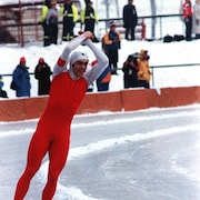 Gaétan Boucher effectue un tour d'honneur après avoir remporté l'épreuve de patinage de vitesse du 1 500 mètres aux Jeux olympiques d'hiver de Sarajevo, le 16 février 1984. Il raflera trois médailles, deux d'or et une de bronze lors de ces jeux.