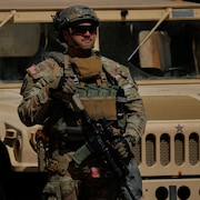 Un membre de la Garde nationale californienne est d&eacute;ploy&eacute; devant un complexe de b&acirc;timents f&eacute;d&eacute;raux &agrave; Santa Ana, en Californie, aux &Eacute;tats-Unis, le 18 juin 2025.