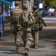 Des membres de la Garde nationale patrouillent dans une rue de Washington.