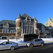 La façade de la gare du Palais l'hiver.