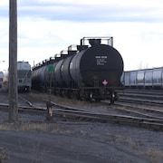 Des trains et des voies ferrées.