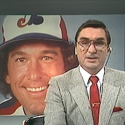 Lecteur de nouvelles devant une photo du joueur des Expos Gary Carter.