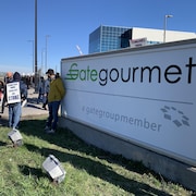 Des employés de Gate Gourmet sur le piquet de grève le 16 avril 2024.