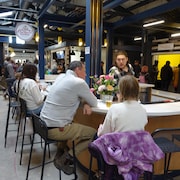 Photo de l'intérieur du marché, au bar intérieur.