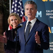 Gavin Newsom parle &agrave; des journalistes.