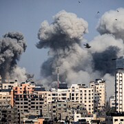 Des panaches de fumée s'élèvent lors de frappes aériennes israéliennes dans la ville de Gaza.