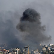 De la fumée s'élève dans le ciel après une frappe aérienne israélienne à Khan Younès, dans le sud de la bande de Gaza, le 9 décembre 2023.