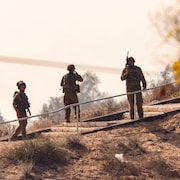Trois soldats dans des escaliers.
