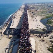 Une prise de vue a&eacute;rienne de la foule en route vers le nord de la bande de Gaza.