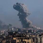 Une photo prise à Rafah montre de la fumée s'élevant au-dessus de Khan Younès, dans le sud de la bande de Gaza, lors d'un bombardement israélien le 30 décembre 2023.