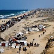Des palestiniens reviennent dans la ville de Gaza.