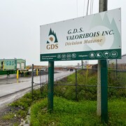 Panneau à l'entrée de l'usine.