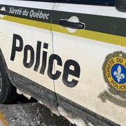 Une autopatrouille de la Sûreté du Québec sur les lieux d'un accident en hiver.