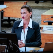 Geneviève Guilbault assise en salle d'audience.
