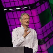 Geoffrey Hinton, professeur émérite à l'Université de Toronto et prix Nobel de physique 2024, lors d'une présentation. (Photo d'archives)