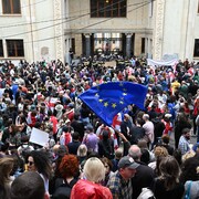 Des manifestants rassemblés devant le parlement géorgien. 
