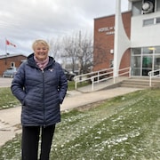 Ginette Sirois devant l'hôtel de ville.