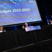 Les ministres Eric Girard et Sonia LeBel en conférence de presse pour présenter le budget.