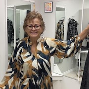 Gisele Dubé, la propriétaire de la boutique Dress Well with Gisele à Melfort, en Saskatchewan, en novembre 2023.