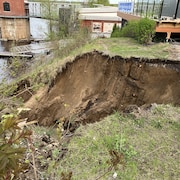 Un terrain endommagé près d'une rivière.
