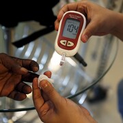 Un travailleur de la santé vérifie le taux de glucose d'une personne dans une clinique de diabète à Jacarta, en Indonésie.