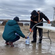 Un habitant d'Iqaluit remplit un bidon d'eau au point de service municipal, le jeudi 14 octobre 2021.