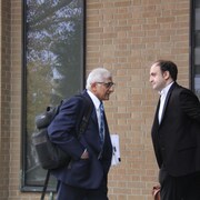 Julian Gojer, portant un sac à dos, entre accompagné de l'avocat Peter Ketcheson à la Cour supérieure de l'Ontario de Windsor.