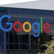 Le logo de Google est inscrit sur des fenêtres du siège social de Google.