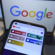 Un téléphone mobile et un ordinateur portable avec le site web de Google