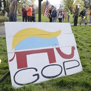 Une affiche présente un montage du logo de l'éléphant du Parti républicain coiffé avec les cheveux du président américain Donald Trump.