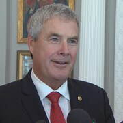 Gordon Wilson répond aux médias dans les corridors de Province House le 26 septembre 2019.