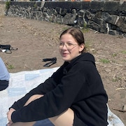 Ma&euml;lyne Lugez sur une plage.