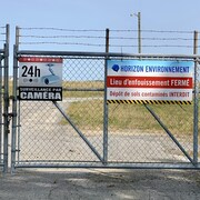 Affiche de la compagnie Horizon Environnement qui indique que l'ancien site d'enfouissement est fermé.
