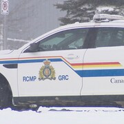 Une voiture de patrouille de la GRC sur un tapis de neige.