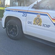 Une voiture de la GRC devant des maisons à Trois-Rivières.