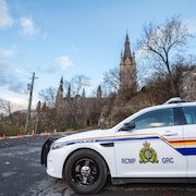 Une auto-patrouille de la Gendarmerie royale du Canada devant le parlement à Ottawa.