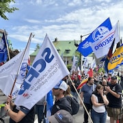 Des travailleurs syndiqués manifestent dans le secteur de la rue Dalhousie, à Québec.