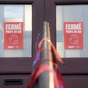 Des portes fermées sur lesquelles des autocollants signalant la grève ont été posés.