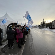Des membres de la Fédération interprofessionnelle de la santé manifestent devant l'hôpital de Chicoutimi.