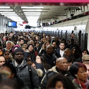 Des dizaines de passagers bloqués sur la plateforme d'une gare ferroviaire à Paris. 