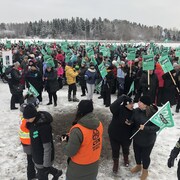 Un groupe de syndiqués est rassemblé à Jonquière.