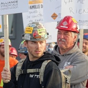 Des travailleurs bloquent l'accès à un chantier à Montréal.