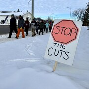 Des membres de la Fédérations des enseignants de la Saskatchewan manifestent à North Battleford, le 16 févier 2024.
