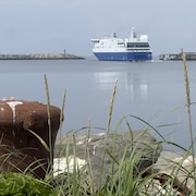 Un bateau prend le large.